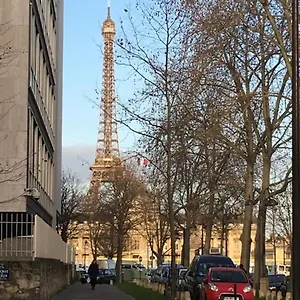 apt-studio-pour-deux-face-a-la-tour-eiffel.fr-paris.fr/